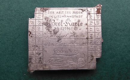 Reaparece raro broche judío en Auschwitz