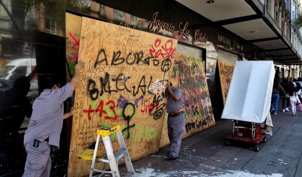 Los comercios del Centro Histórico de la CDMX que fueron saqueados durante la la marcha del 2 de octubre en la Ciudad de México, continúan cerrados. Foto: Hugo Salvador/EL UNIVERSAL