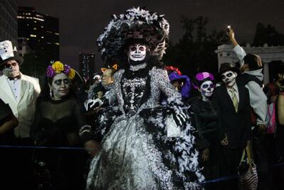 Desfilan en DF catrinas y catrines con carros alegóricos