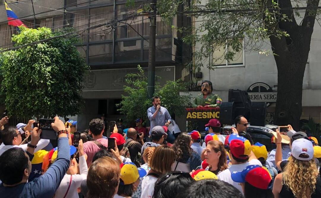 Venezolanos se manifiestan en la embajada de su país en México  (Foto: Ariadna García/ EL UNIVERSAL)