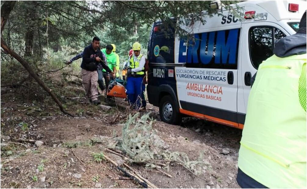 Paramédicos rescatan a una mujer en el Ajusco