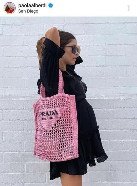 Detalles de la bolsa de lujo hecha con rafia que todas las influencers quieren