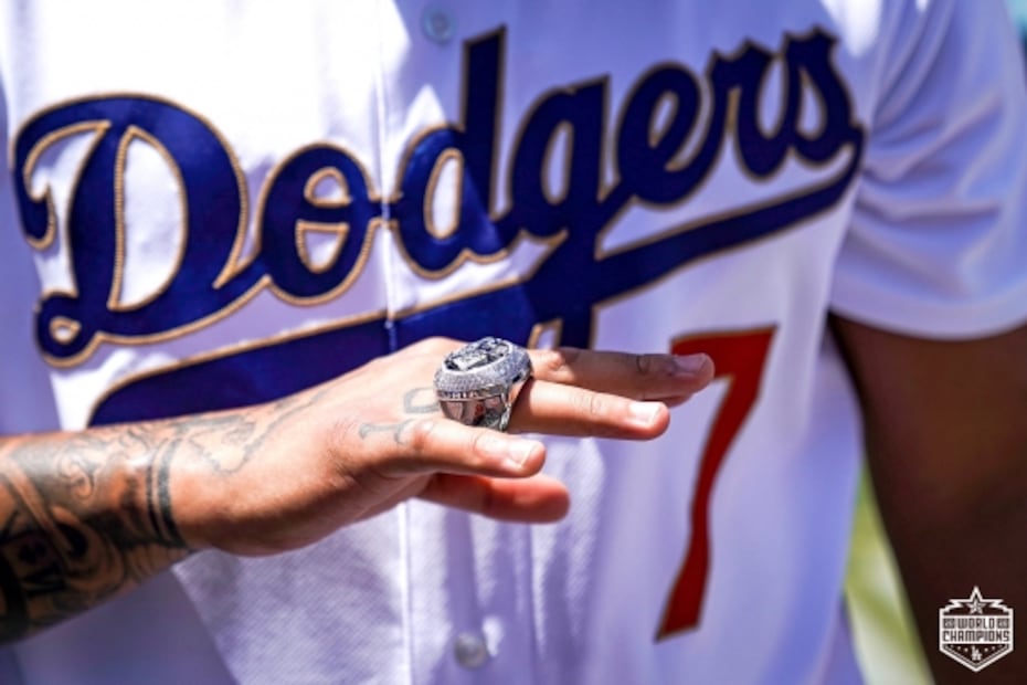 Los mexicanos Julio Urías y Víctor González presumen su anillo de campeonato
