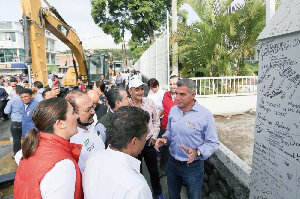 José Antonio Gali inició ayer la edificación del centro escolar Presidente Lázaro Cárdenas. Dijo que darán material de construcción a los damnificados. (ESPECIAL)