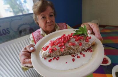 Chiles en Nogada, 30 años de tradición ¿Cómo los prepara Doña Pili para su negocio en Toluca?