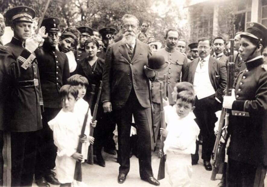 Venustiano Carranza en medio de niños que portan rifles de madera en 1917. Fotografía parte de la exposición que retomó el trabajo de fotógrafos poco conocidos de la Revolución. Especial.
