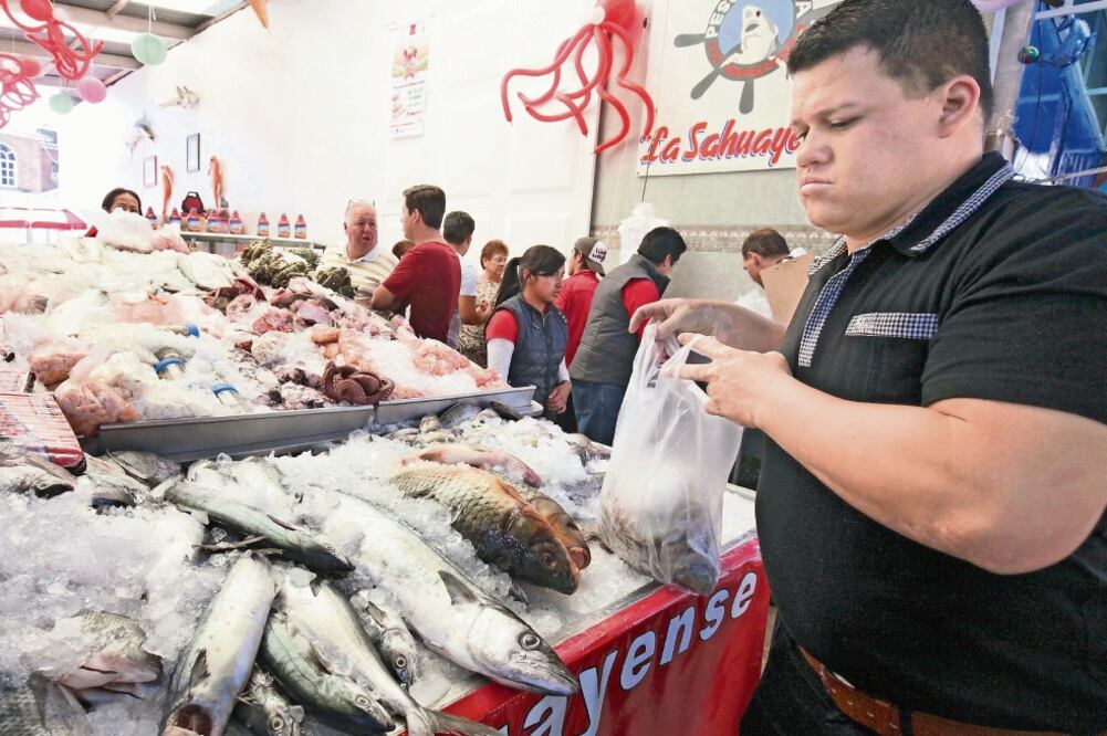 La Sagarpa recomienda, entre otras cosas, que al comprar pescado se aseguren de que se mantenga refrigerado y el establecimiento esté limpio. (ARCHIVO. EL UNIVERSAL)