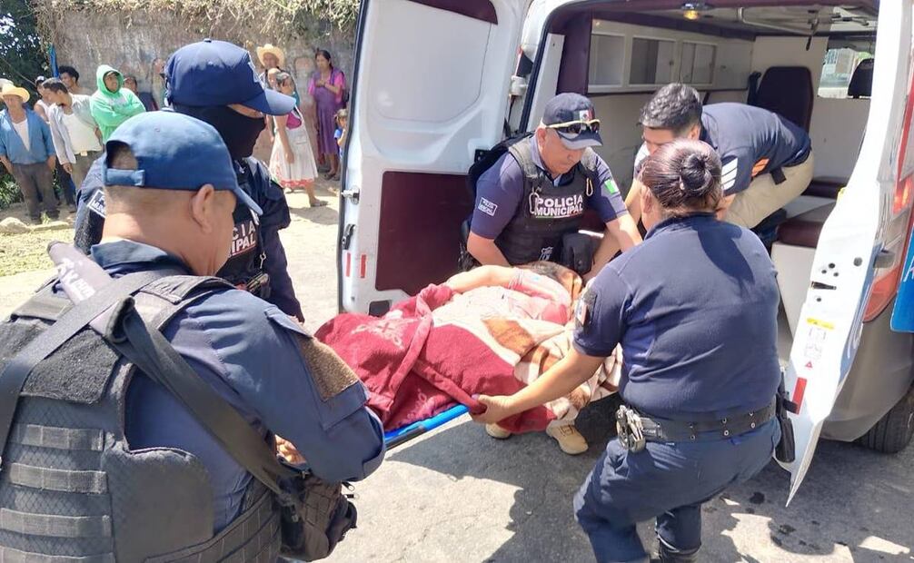 Elementos de Protección Civil estatal y municipal, policías y bomberos de distintas demarcaciones acudieron al lugar del accidente. Foto: especial