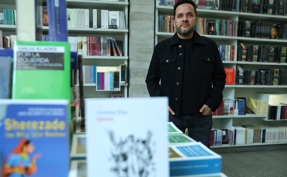 Christian Peña , autor de libro de poesía "Quirón", que ganó el premio Xavier Villaurrutia en el centro Cultural Elena Garro. Foto: Fernanda Rojas/ EL UNIVERSAL.