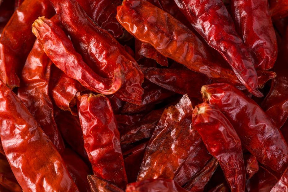 Los chiles guajillo y ancho, junto con especias como comino y clavo, forman la base del adobo de los pambazos. Foto: Freepik