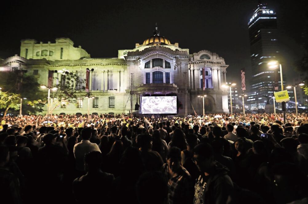 El 15 de mayo, el Palacio de Bellas Artes fue escenario de un homenaje por los 50 años del líder de la iglesia La Luz del Mundo, el apóstol Naasón Joaquín García; afuera del recinto, cientos de fieles siguieron la ceremonia. Foto/ARCHIVO EL UNIVERSAL