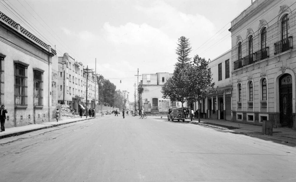 La avenida Revolución y el cruce con José Martí, entre las colonias Tacubaya y Escandón, en los años treinta. La vista es hacia el norte; a la izquierda se encuentra el Edificio Isabel, obra del arquitecto Juan Segura, y a la derecha está la panadería El Mejor Pan, que aún existe. Imagen: MAF.