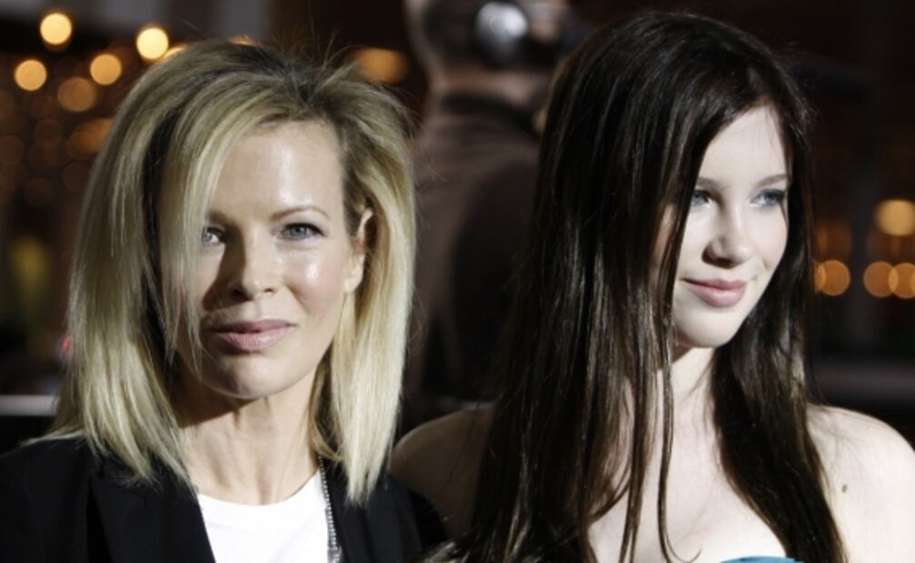 Hija de Alec Baldwin confiesa que su exnovio quiso tener sexo con su madre