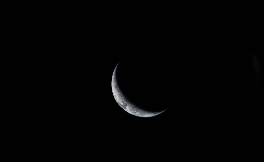 Fotografía compartida este sábado por la NASA en su cuenta oficial de X junto con el mensaje "Los astronautas de Artemis II ya han recorrido más de la mitad del camino hacia su destino, y los preparativos para el sobrevuelo lunar están en marcha. Durante su viaje alrededor de la cara oculta de la Luna, capturarán imágenes para compartirlas con los científicos (¡y contigo también!)". La misión, que despegó el pasado miércoles desde el Centro Espacial Kennedy, avanza a cinco mil 632 kilómetros por hora rumbo a la Luna, donde espera llegar este lunes. Foto: EFE