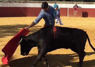 Torea con su hija en brazos y desata polémica en redes