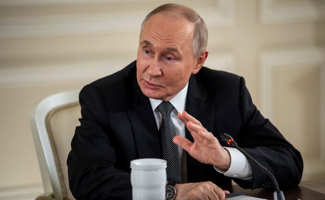 Imagen del 18 de junio de 2025 del presidente ruso, Vladímir Putin, reuniéndose con los directores de importantes agencias noticiosas globales, en San Petersburgo, Rusia. Putin afirmó la noche del miércoles que Rusia y China comparten un amplio espectro de áreas de cooperación, y que Rusia está comprometida a reforzar la cooperación y los intercambios integrales con China. Putin hizo las declaraciones en respuesta a una pregunta de Fu Hua, presidente de la Agencia de Noticias Xinhua, durante la reunión. Foto: Xinhua