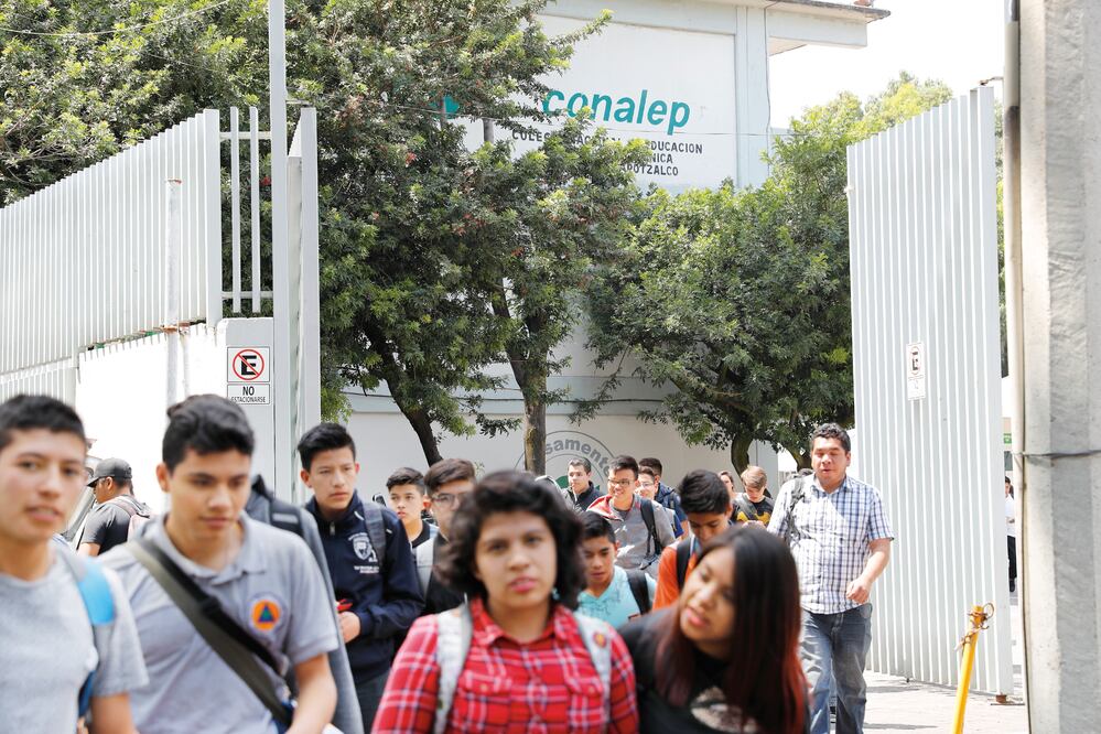Padres de familia se dicen preocupados por la inseguridad que se registra en las inmediaciones del plantel; aseguran que en la zona con frecuencia asaltan a los estudiantes (IRVIN OLIVARES. EL UNIVERSAL)