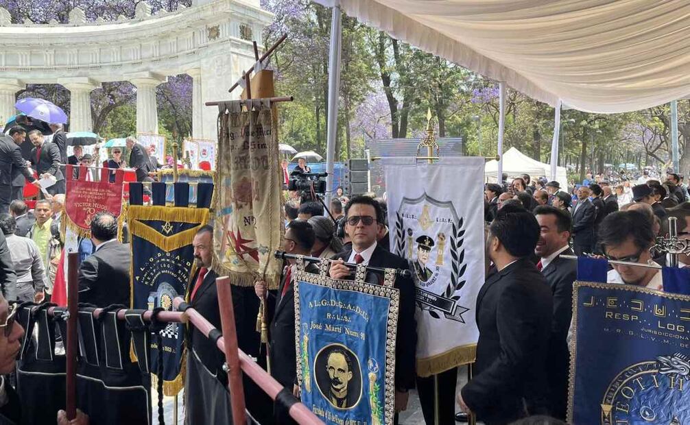 La Gran Logia Valle de México conmemoró el 219 Aniversario del Natalicio de Benito Juárez el pasado viernes 21 de marzo en el Hemiciclo a Juárez. Foto: X @MRGLValleMexico