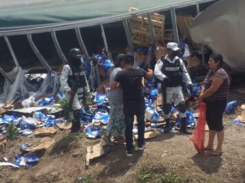 Vuelca tráiler con cerveza en Sinaloa y vecinos arman rapiña