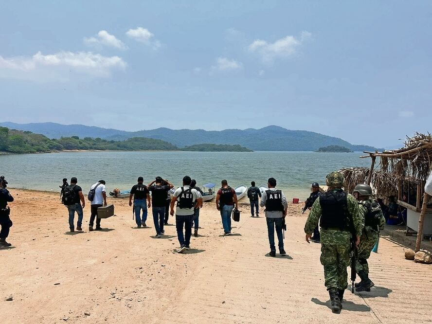El candidato de Morena y su esposa, la alcaldesa Agar Cancino, se encontraban en la isla conocida como Cerro Arena, en la localidad de Viejo Soyaltepec, a donde se desplazó un equipo de la FGEO. Foto Especial
