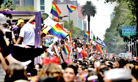 AMLO compara la Marcha del Orgullo LGBT+ con la marcha feminista en la CDMX, esto dijo