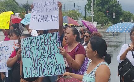 Extrabajadores de textilera canadiense protestan bajo la lluvia en Mérida por falta de liquidación