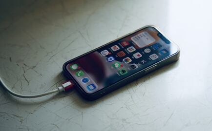 ¿Qué se desconecta primero, el cargador o el celular? 