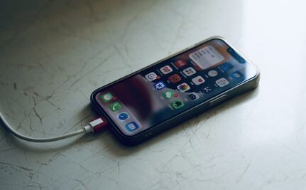 ¿Qué se desconecta primero, el cargador o el celular?