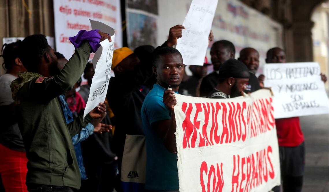 Migrantes haitianos marcharon en la Ciudad de México para exigir permisos de trabajo e instalaciones que les permitan vivir en condiciones dignas. EFE