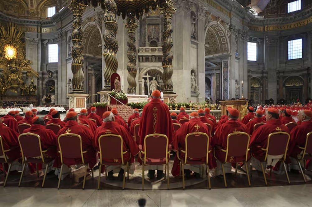Los cardenales asisten a una misa en el quinto de los nueve días de luto por el fallecido papa Francisco, en la Basílica de San Pedro en el Vaticano. FOTO: ALESSANDRA TARANTINO. AP
