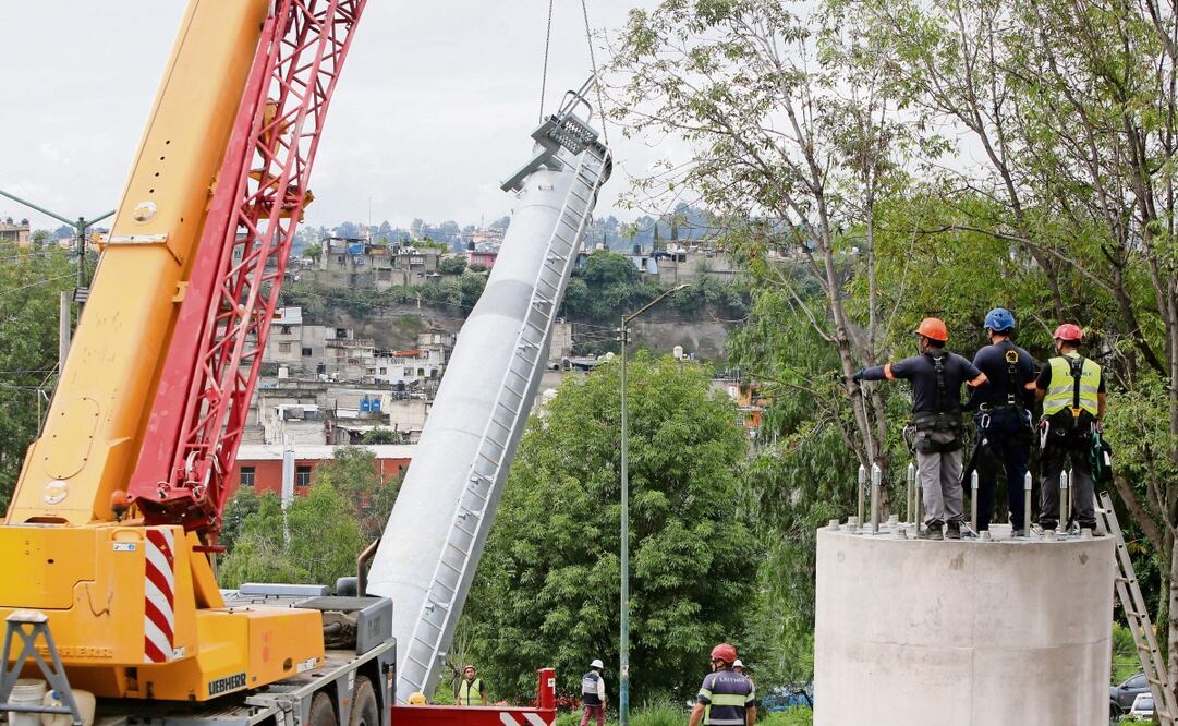 El primer poste, correspondiente a la estación Granjas, tiene un peso de 12 toneladas y está conformado por dos secciones que alcanzan una altura de 23 metros. Su cimentación tiene profundidad de 25 metros. Foto: Darío Luna / EL UNIVERSAL