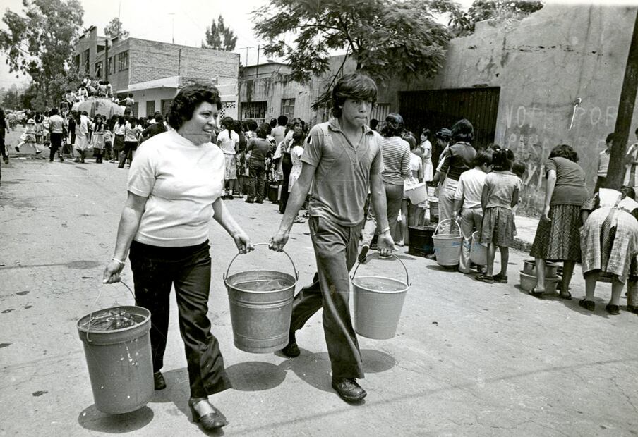 Cuando una crisis de agua se agrava en CDMX, escenas como esta resaltan cómo en los hogares afectados son madres solteras y jóvenes quienes más se deben esforzar para salir adelante. Archivo EL UNIVERSAL.