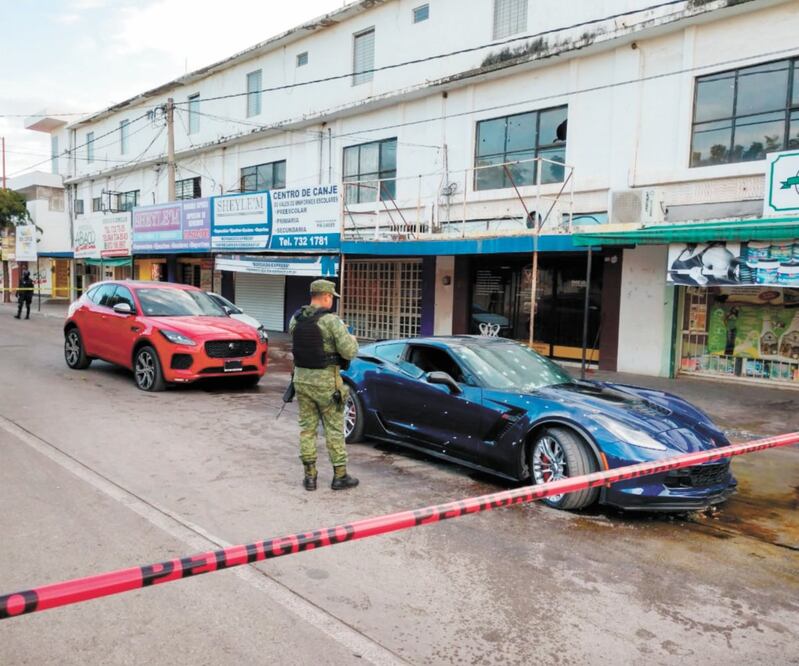 En Sinaloa, un auto Corvette fue encontrado con numerosos impactos de bala, tras enfrentamientos registrados la noche del sábado. ESPECIAL