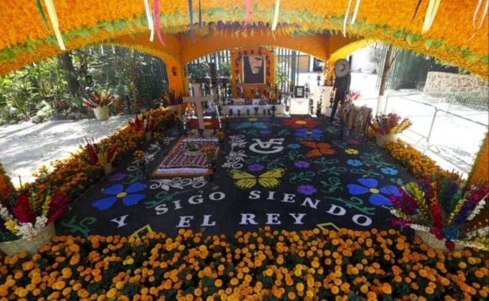 Así luce el imponente altar a Vicente Fernández en el Día de Muertos 