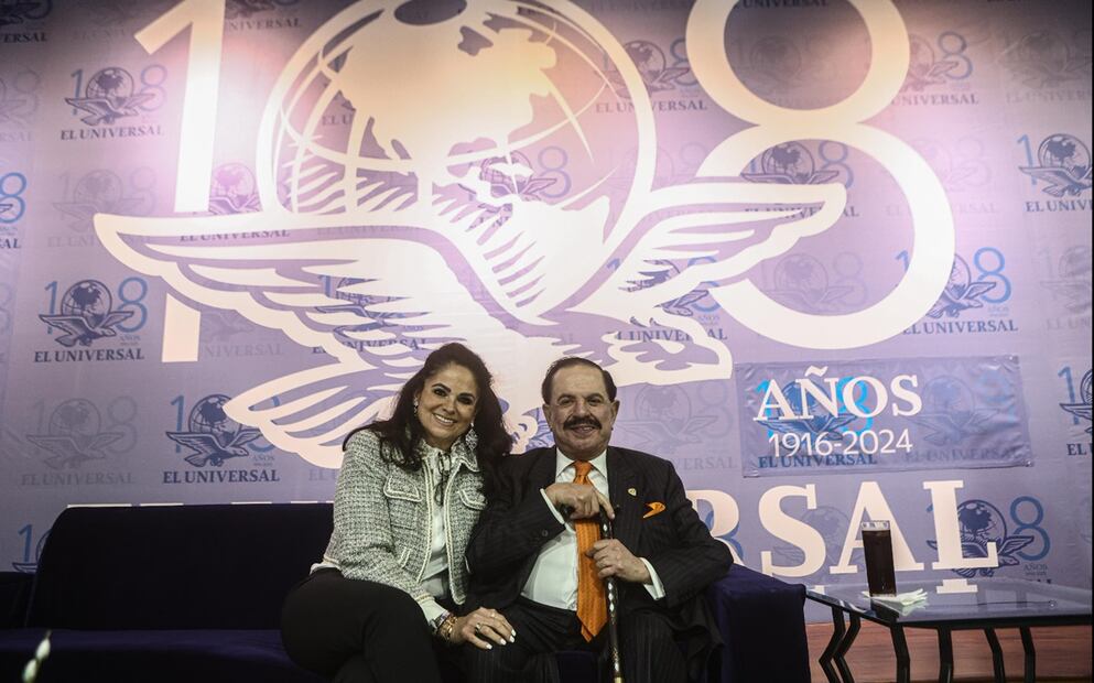 Acompañado por su esposa, la señora Perla Díaz de Ealy, familiares, amigos y colaboradores, el Licenciado Ealy Ortiz destacó que desde que tomó las riendas de esta empresa editorial en 1969 su guía ha sido la certeza y apostar por la pluralidad de ideas y el equilibrio informativo, dijo, para contribuir a la vida democrática de México. Foto: Gabriel Pano/EL UNIVERSAL