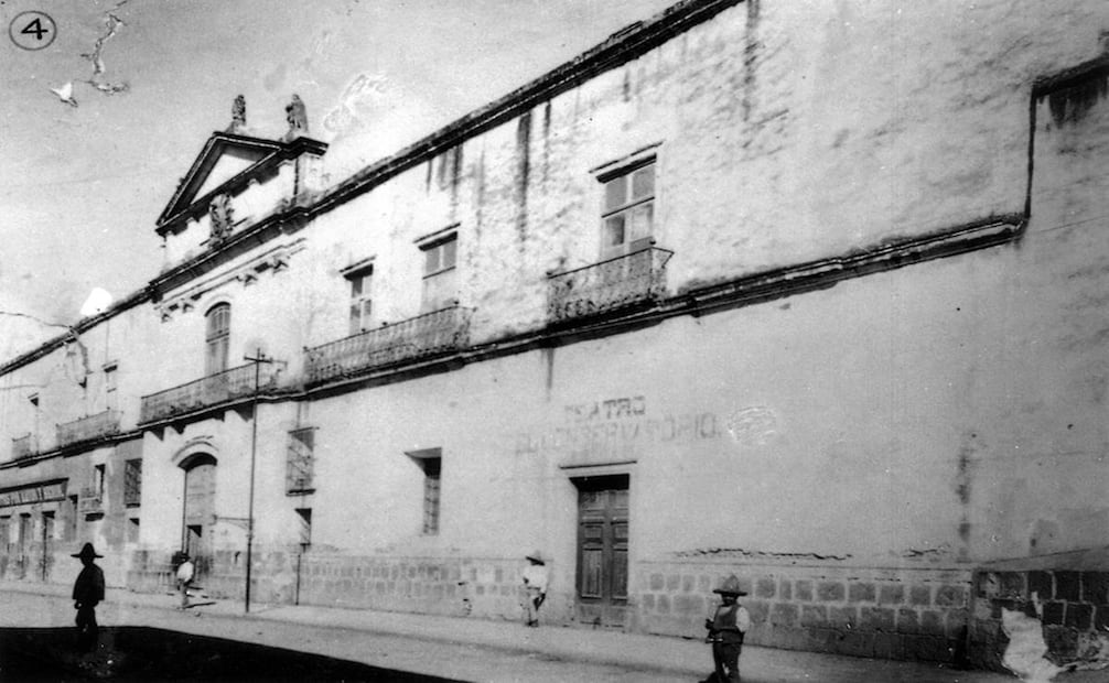 Foto del antiguo Teatro del Conservatorio Nacional, cuyo nombre es apenas visible en la fachada, a inicios del siglo XX; hoy desaparecido, así lucía cuando Madero practicaba aquí el esperitismo. Actual calle Maestro Erasmo Castellanos Quinto. Imagen: Col. Particular. Referencia. Primer Congreso Nacional Espírita, 31 de marzo de 1906, Teatro del Conservatorio Nacional.