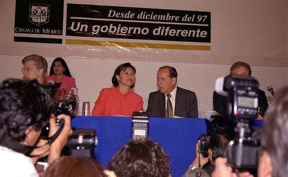 Rosario Robles fue Jefa de Gobierno de 1999 al año 2000, durante su cargo grupos feministas exigieron que se reformara el código penal del DF en materia de aborto como un avance importante para su despenalización. Foto: Guillermo González M. / Archivo El Universal.