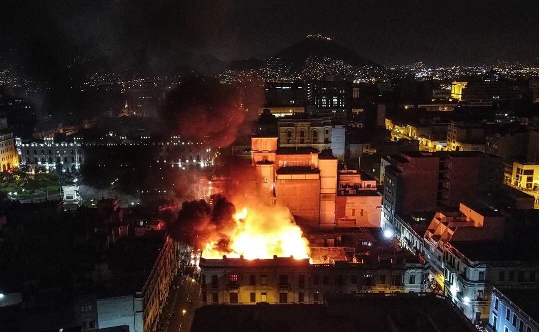 Un incendio de grandes dimensiones arrasó una casona del centro histórico de Lima, apenas a unos metros de la icónica Plaza San Martín. Foto: EFE