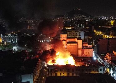 Gran incendio arrasa una casona en el centro de Lima en medio de las protestas