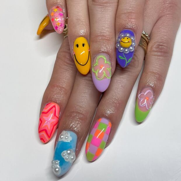 Toma la idea de las perlas, para cualquier diseño de "cloud nails". Foto: Especial. Instagram @nailed.by.nika