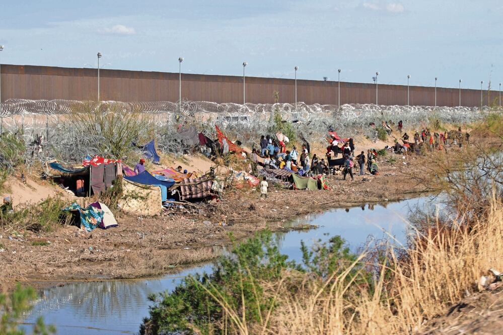 Migrantes que buscan asilo en Estados Unidos esperan en la frontera de Ciudad Juárez, Chihuahua. Foto: Herika Martínez / EL UNIVERSAL