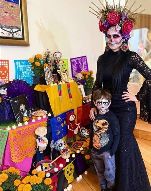 Maribel Guardia se viste de sexy catrina y posa con su nieto