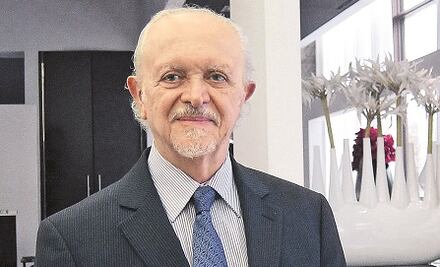 Mario Molina y Bruce Willis, en un día como hoy