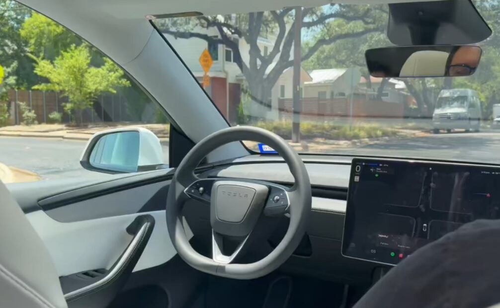 Tesla y Musk fueron demandados por supuesto fraude en relación a los datos de la tecnología de conducción autónoma con la que opera el servicio de robotaxis. Foto: Captura de pantalla