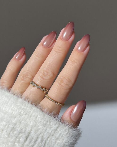 El mocha mousse es el color del 2025 y se llevará todo el año. Este verano en particular, del beige al marrón están de moda. Foto: Especial. Instagram @heygreatnails