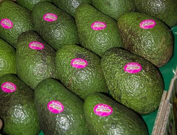 Qué significan las etiquetas de las frutas