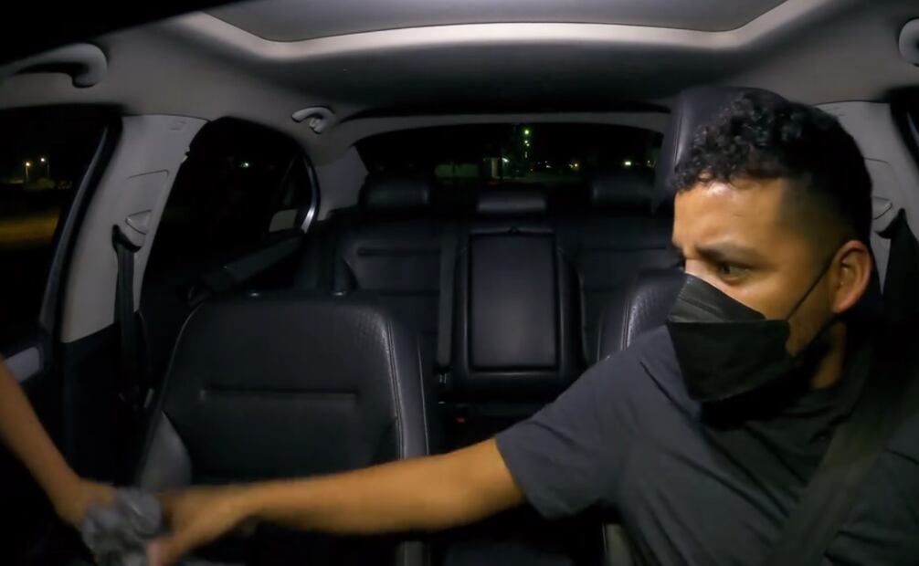 Taxista se hace viral tras cumplir encargo de ruptura
