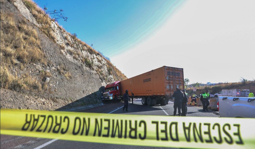 Asesinan a un transportista en la autopista Chamapa-La Venta tras un presunto asalto, sobre el suelo se localizan 3 casquillos percutidos, el jueves 10 de abril de 2025. Fotos: Axel Sánchez/ EL UNIVERSAL