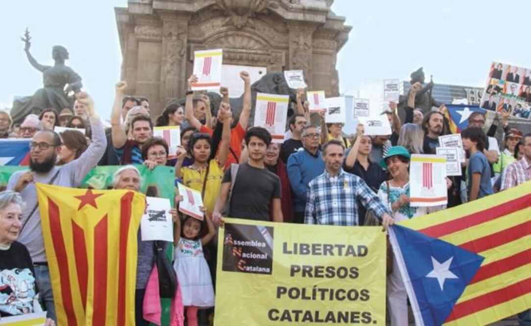 Protesters in the Angel of Independence – Photo by EL UNIVERSAL
