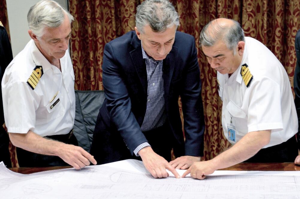 Operativo. El presidente Mauricio Macri habló con miembros de la Armada sobre la búsqueda del submarino. (AFP)